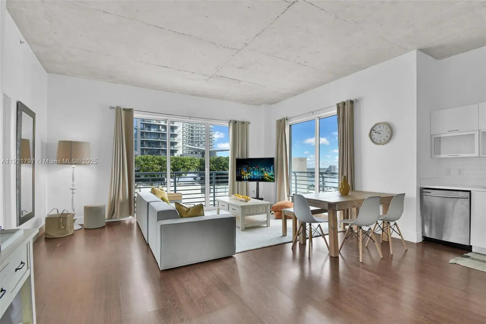2 bedroom 2 bath Residential Lease for rent at 234 NE 3rd St # 1802, Miami FL 33132