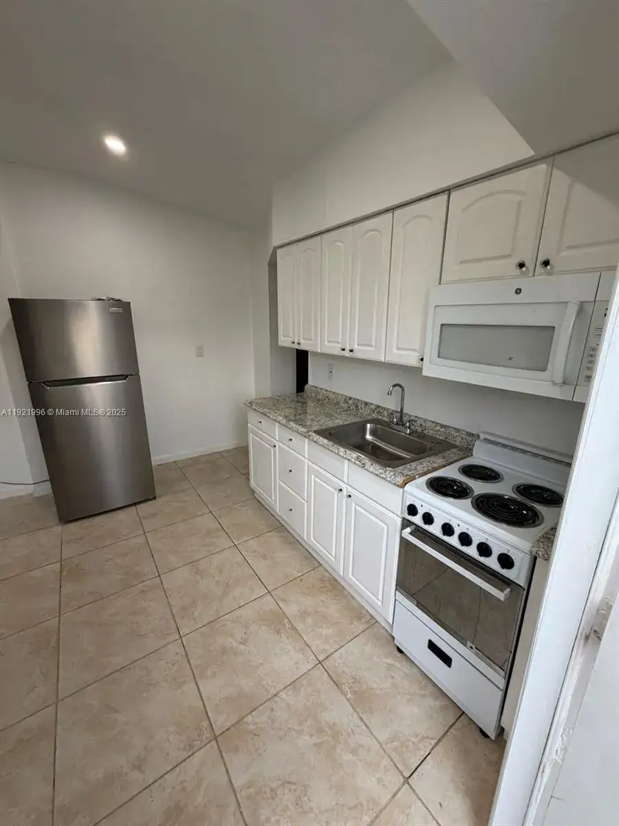 1 bedroom 1 bath Residential Lease for rent at 830 SW 6th St # B, Hallandale Beach FL 33009