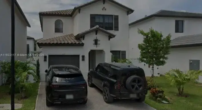 4 bedroom 3 bath Residential for sale at 8119 NW 47th Ter, Doral FL 33166