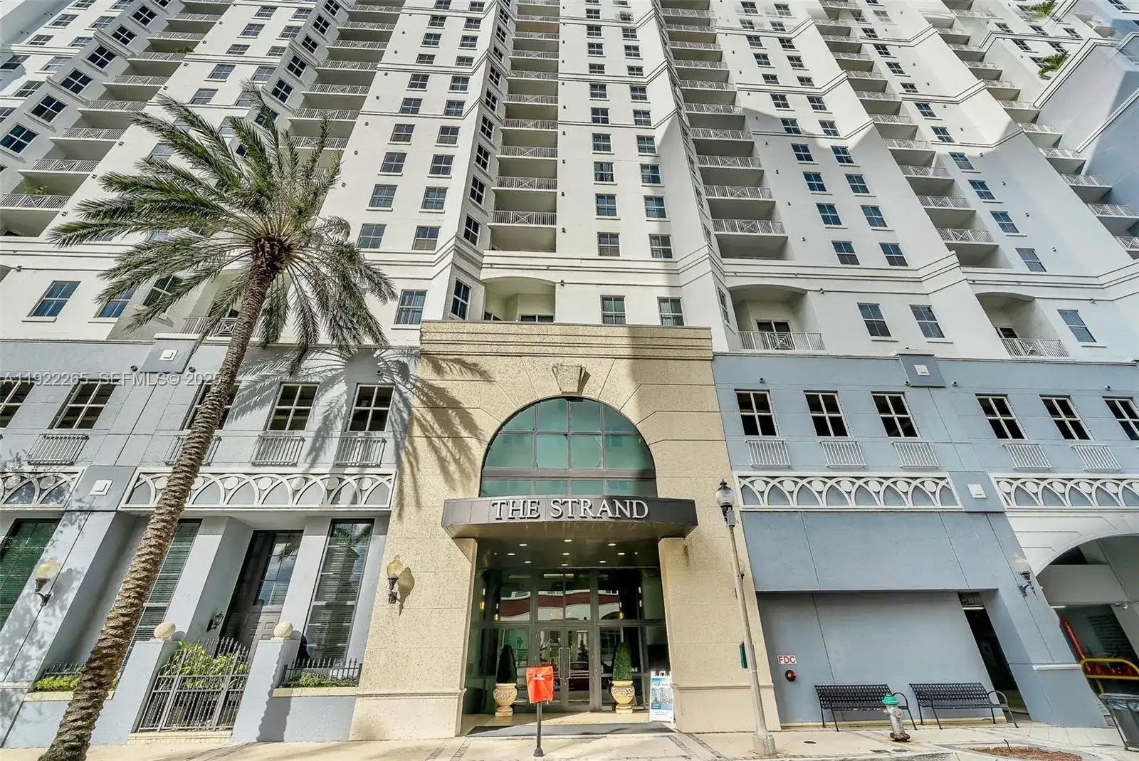 1 bedroom 1 bath Residential for sale at 255 Evernia St # 1421, West Palm Beach FL 33401