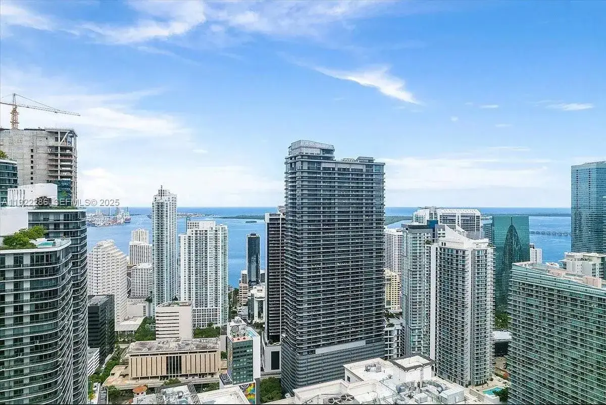 1 bedroom 1 bath Residential for sale at 1000 Brickell Plz # 3211, Miami FL 33131
