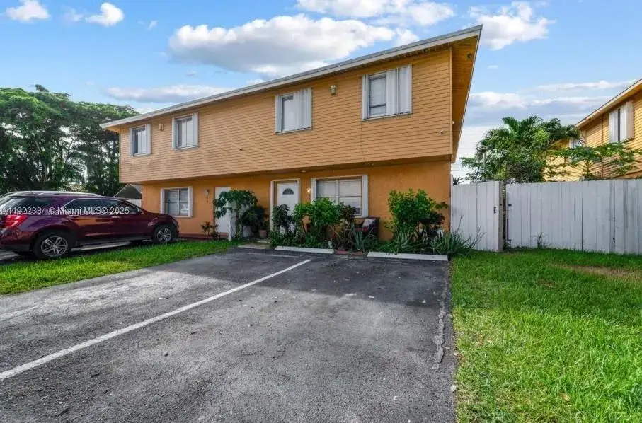 3 bedroom 2 bath Residential Lease for rent at 35 NE 12th Ave # 35, Homestead FL 33030