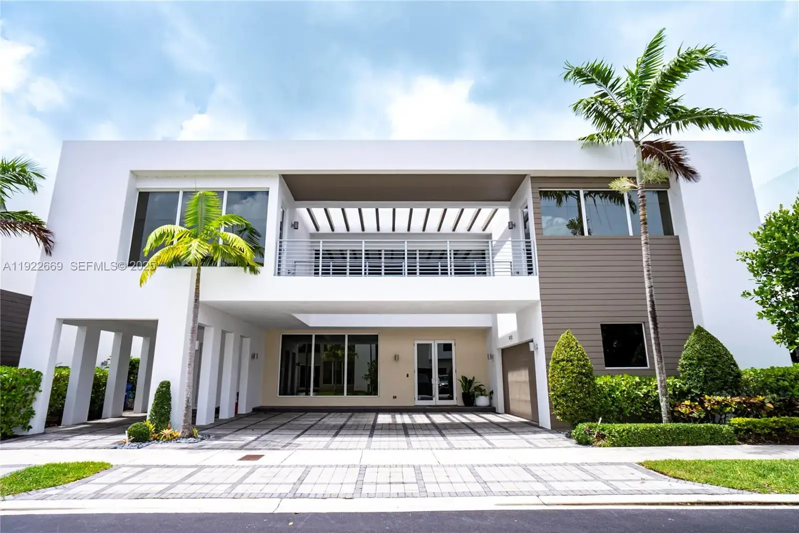 6 bedroom 7 bath Residential for sale at 10272 NW 75th Ter, Doral FL 33178