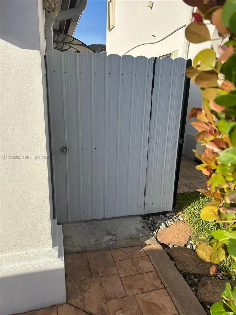 1 bedroom 1 bath Residential Lease for rent at 15535 SW 10th St, Miami FL 33194
