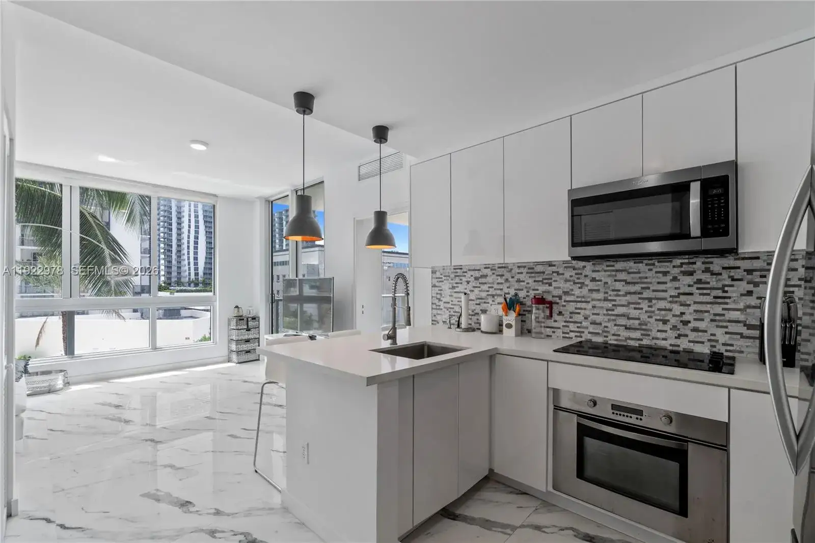 1 bedroom 1 bath Residential Lease for rent at 300 S Biscayne Blvd # 1411, Miami FL 33131