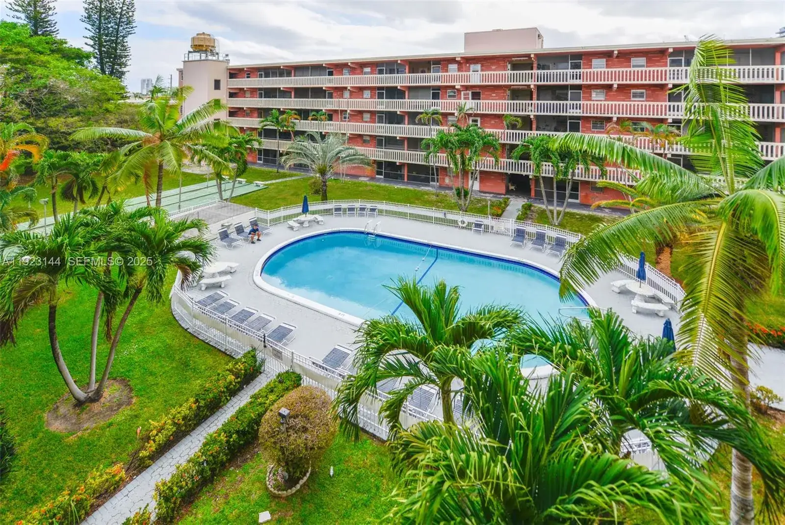 2 bedroom 2 bath Residential for sale at 200 NE 12th Ave # 6D, Hallandale Beach FL 33009