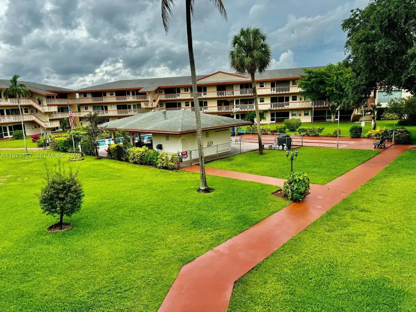 2 bedroom 1 bath Residential for sale at 5300 Washington St # H236, Hollywood FL 33021