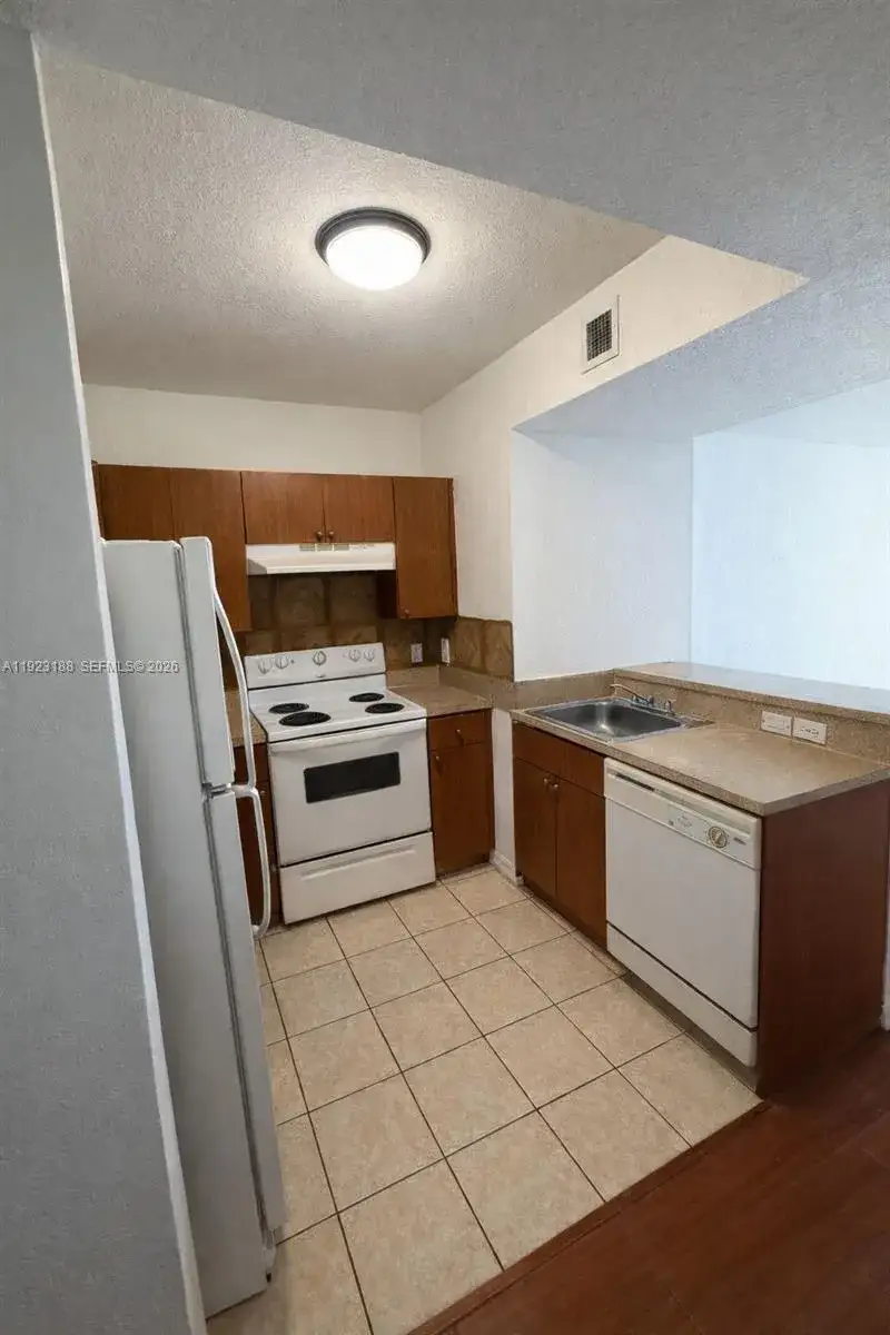 1 bedroom 1 bath Residential Lease for rent at 120 SW 8th Ave # 802, Miami FL 33130