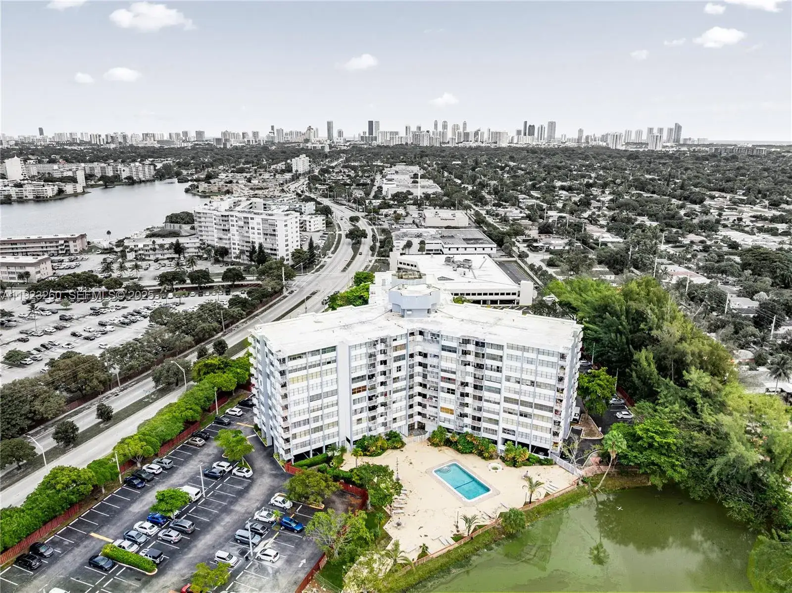1 bedroom 1 bath Residential Lease for rent at 1300 NE Miami Gardens Dr # 512E, Miami FL 33179