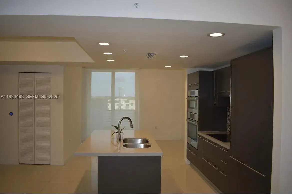 1 bedroom 1 bath Residential for sale at 7661 NW 107th Ave # 704, Doral FL 33178