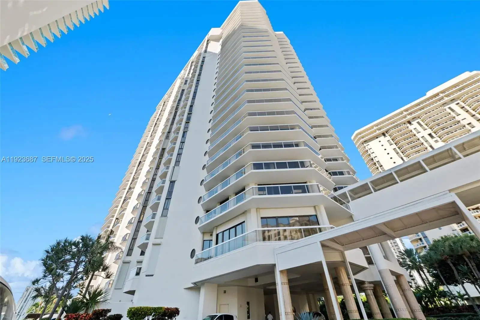 2 bedroom 2 bath Residential Lease for rent at 20185 E Country Club Dr # 904, Aventura FL 33180