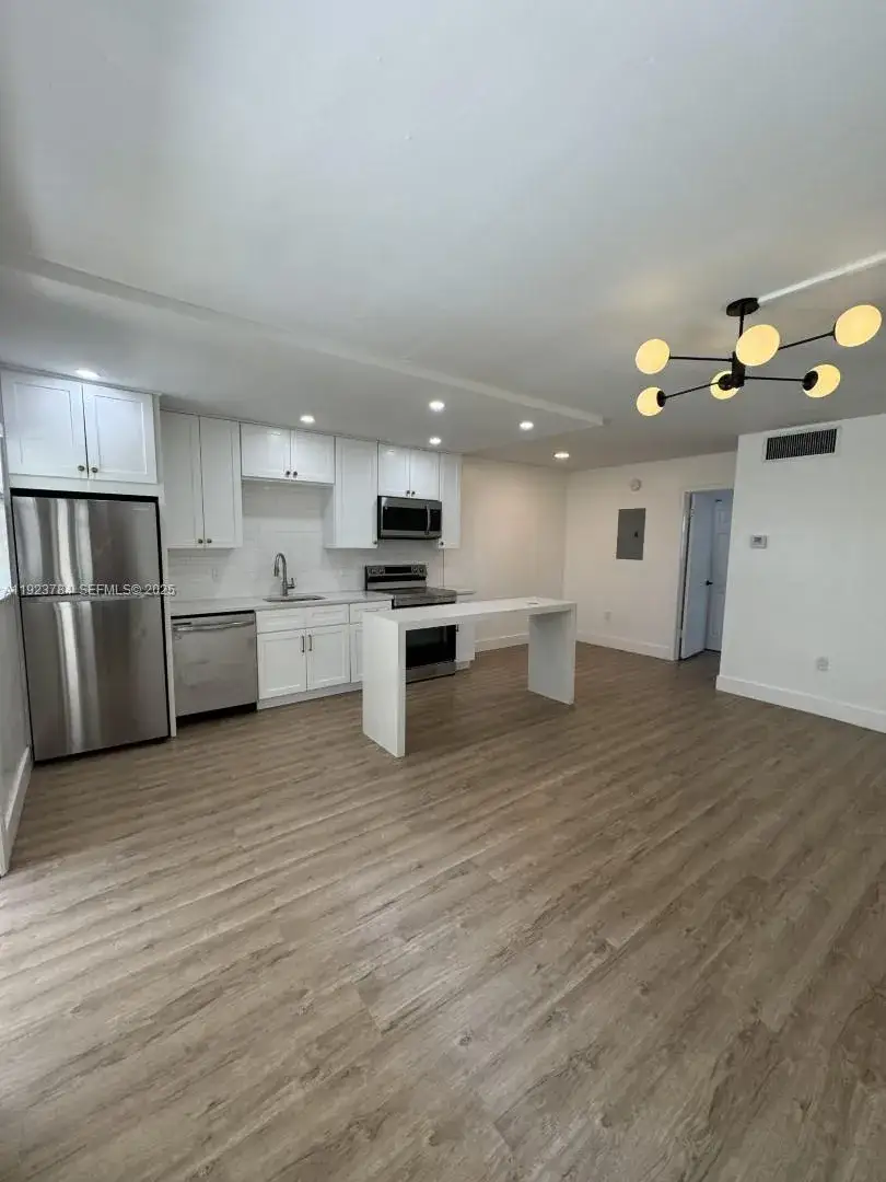 1 bedroom 1 bath Residential Lease for rent at 1720 Cleveland St # 110w, Hollywood FL 33020