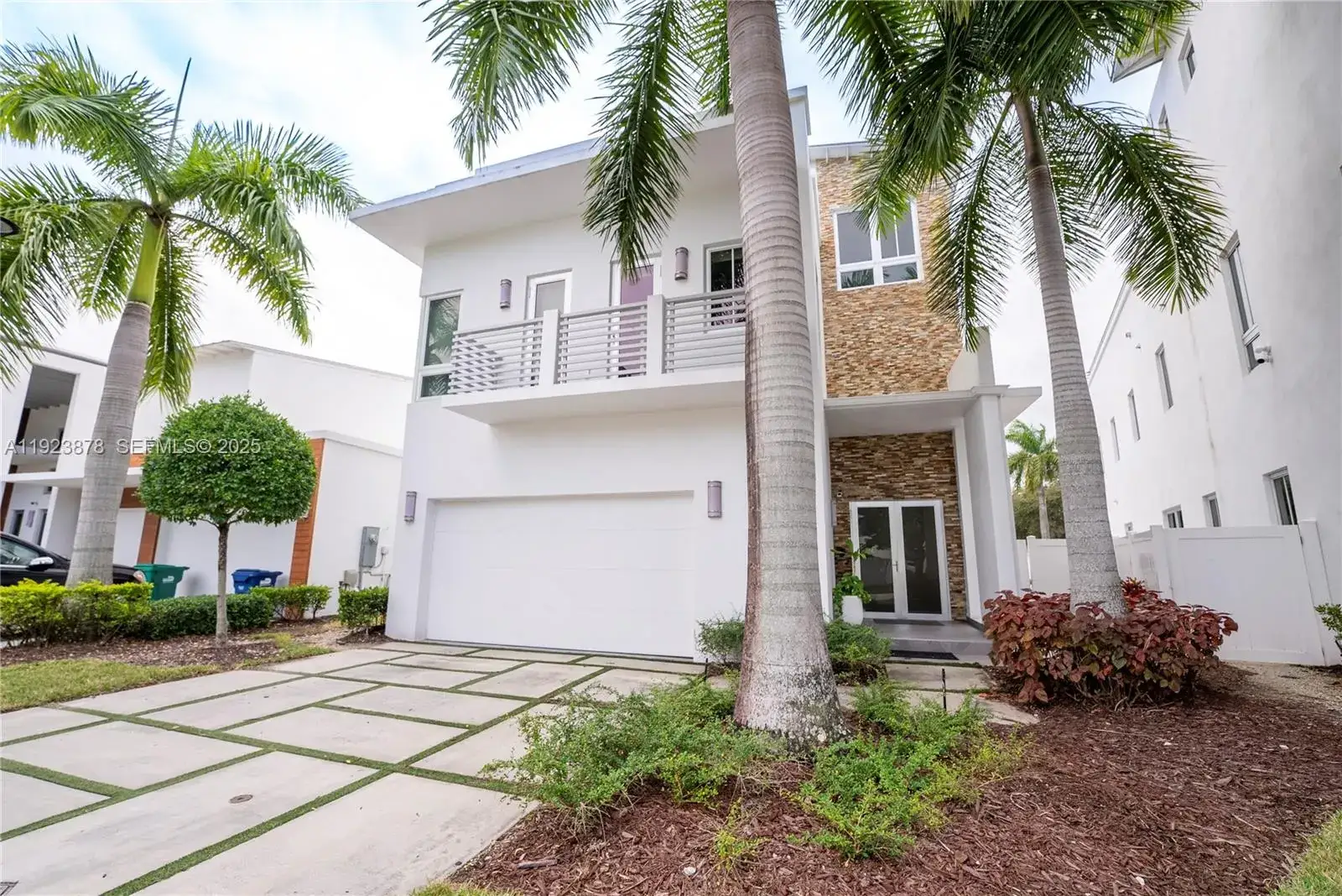 4 bedroom 5 bath Residential for sale at 8340 NW 33 Terrace, Doral FL 33122