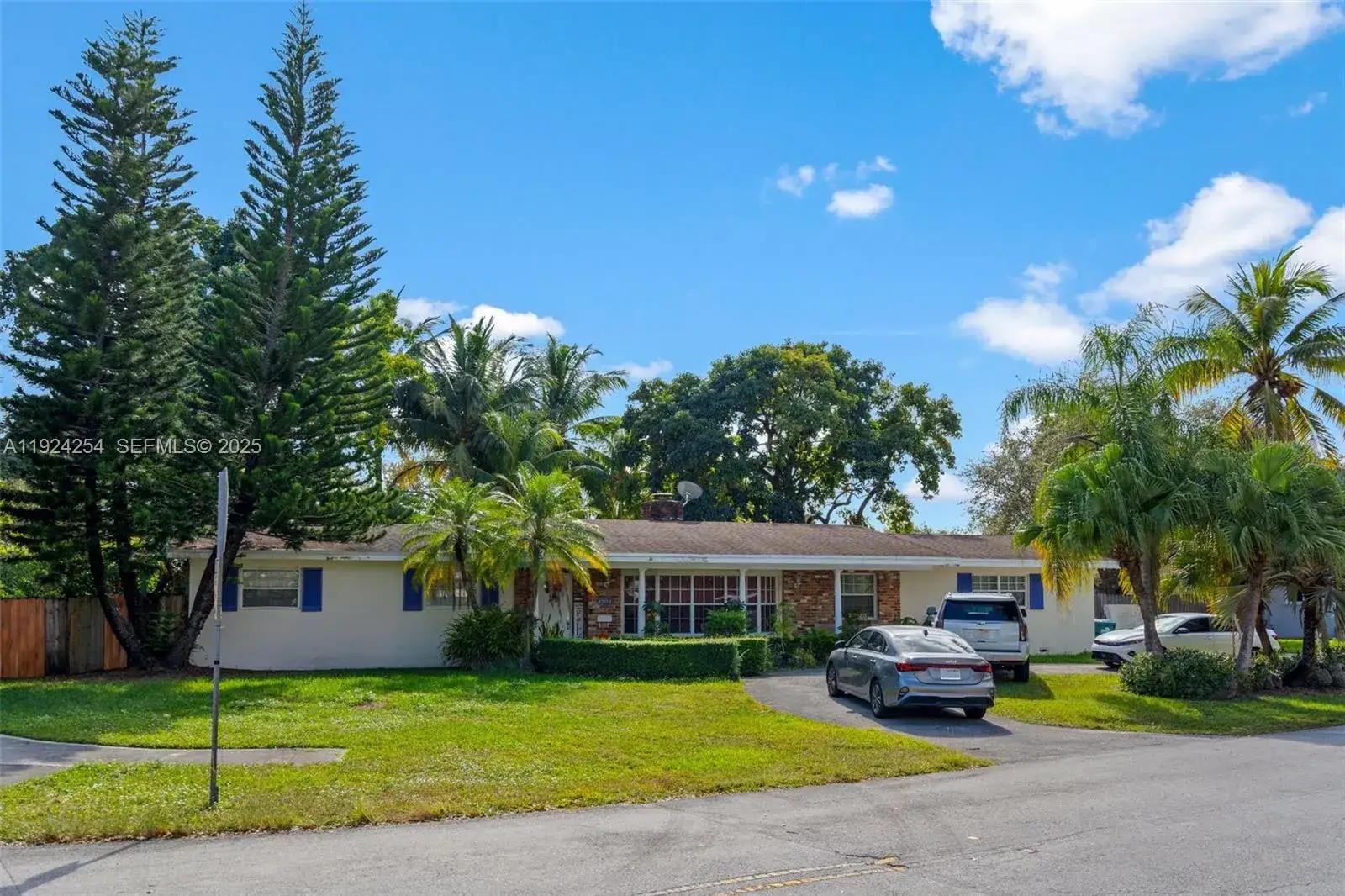 3 bedroom 2 bath Residential for sale at 8200 SW 164th St, Palmetto Bay FL 33157