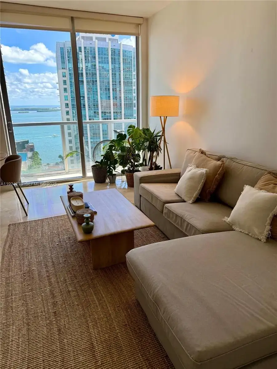 2 bedroom 2 bath Residential Lease for rent at 1060 Brickell Ave # 2707, Miami FL 33131