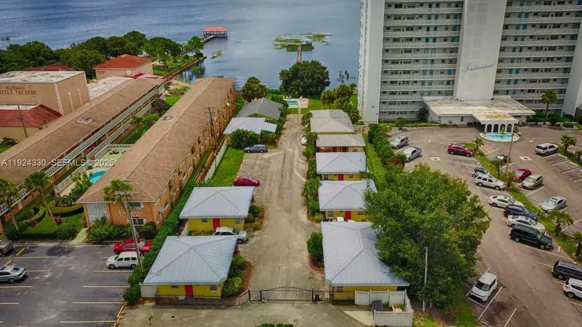 Commercial Sale for sale at 2121 LAKEVIEW DRIVE, Sebring FL 33870