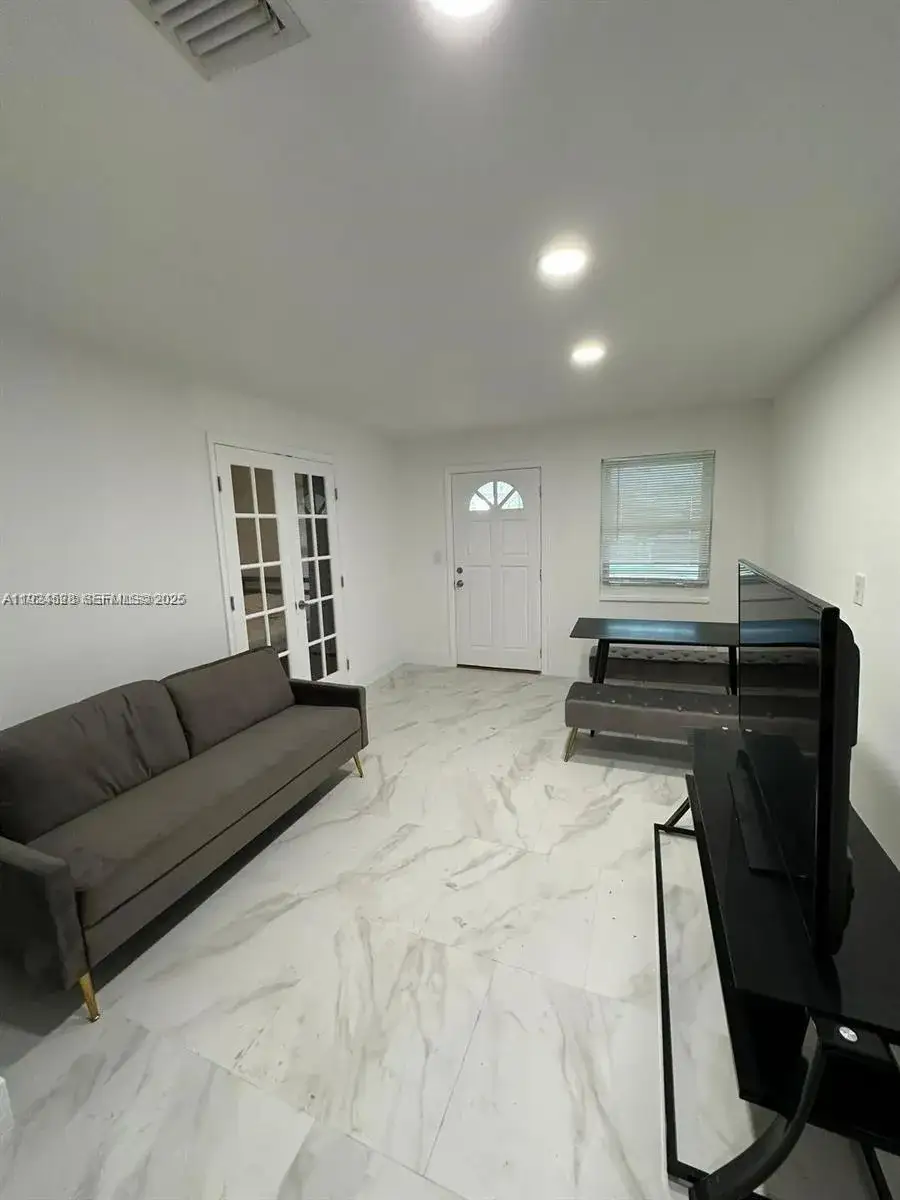 1 bedroom 1 bath Residential Lease for rent at 2320 SW 44th St # B, Dania Beach FL 33312
