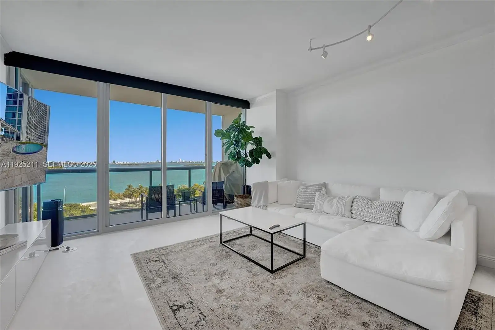 1 bedroom 1 bath Residential for sale at 601 NE 36th St # 811, Miami FL 33137