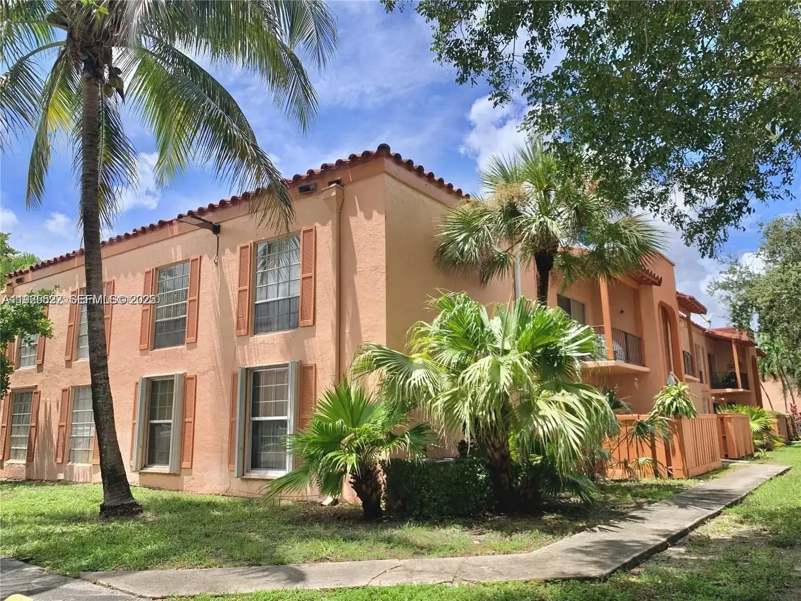2 bedroom 1 bath Residential Lease for rent at 7110 Fairway Dr # L24, Miami Lakes FL 33014