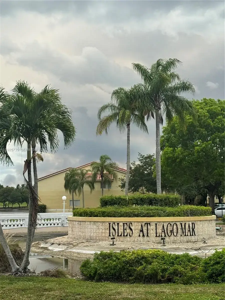 2 bedroom 1 bath Residential for sale at 12650 Vista Isles Dr # 923, Sunrise FL 33325
