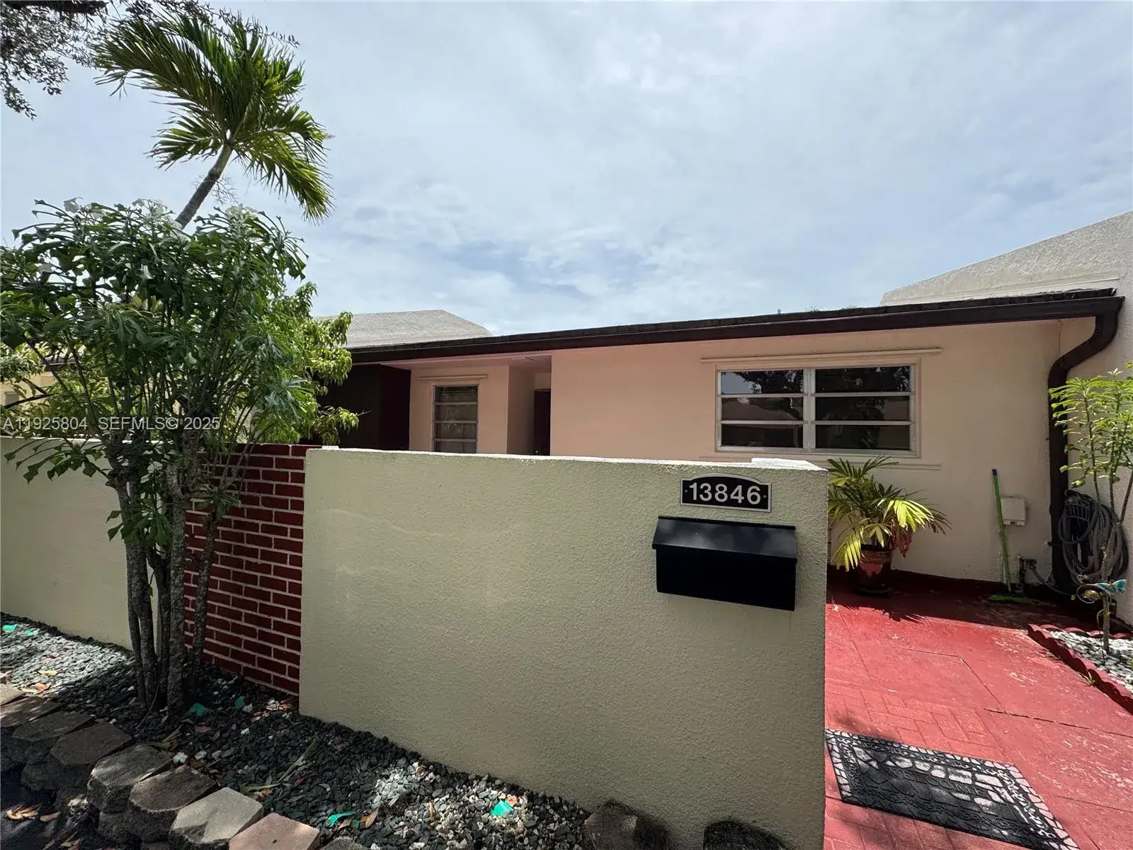 2 bedroom 1 bath Residential Lease for rent at 13846 Kendale Lakes Dr, Miami FL 33183