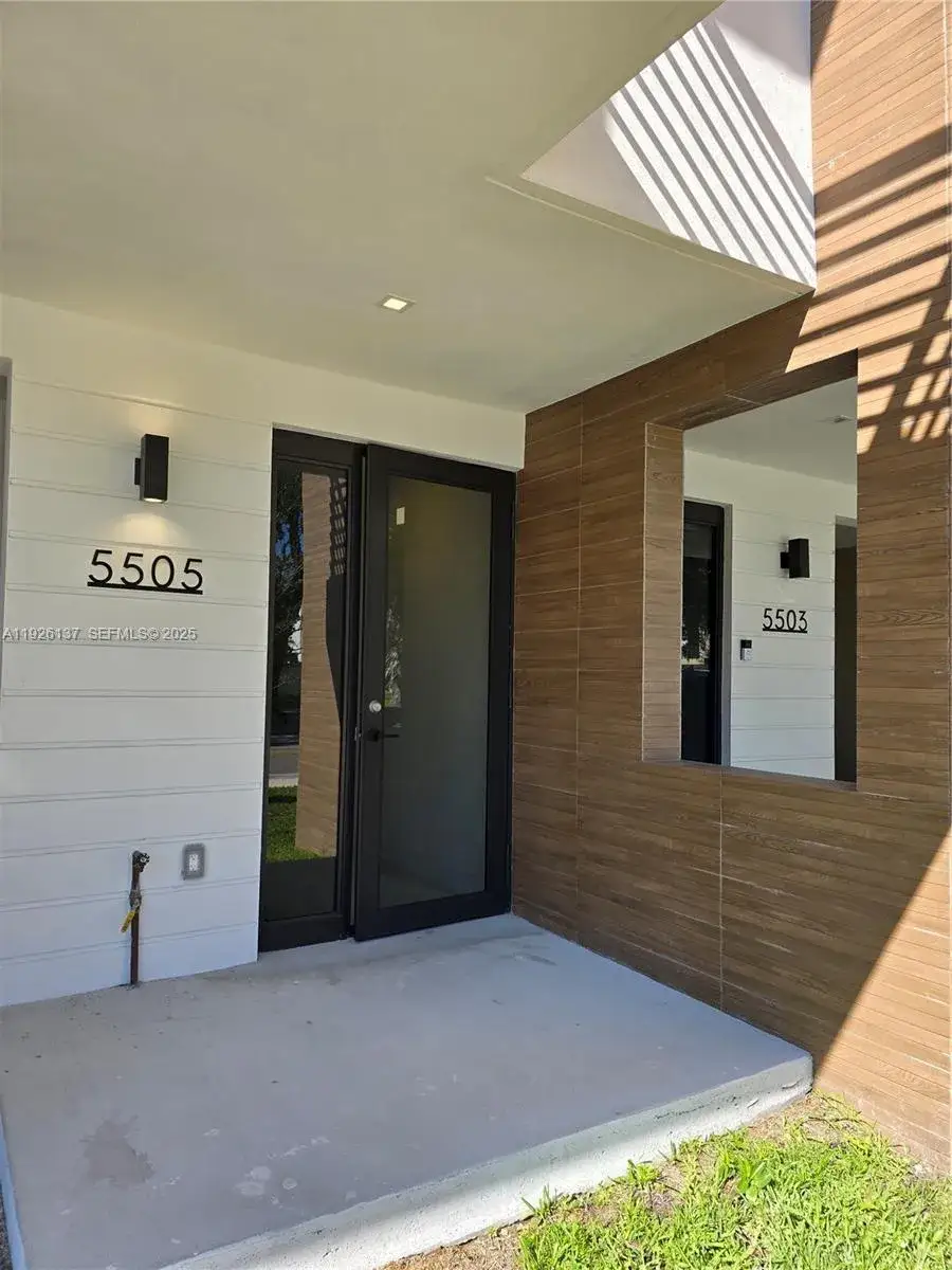 3 bedroom 2 bath Residential for sale at 5505 W Oak Way # 5505, Dania Beach FL 33314