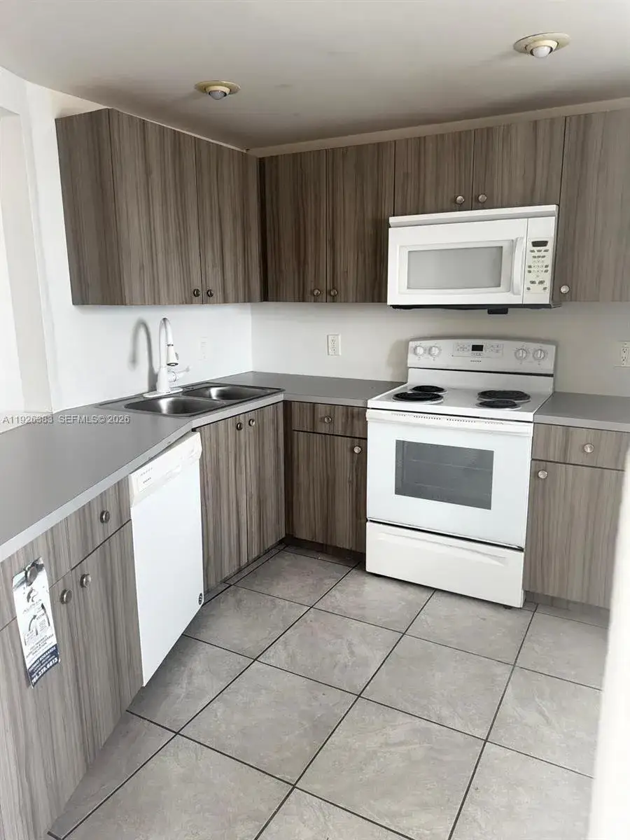 1 bedroom 1 bath Residential for sale at 1770 NE 191st St # 1, Miami FL 33179