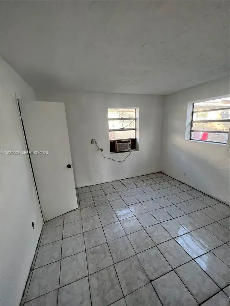 1 bedroom 1 bath Residential Lease for rent at 106 NW 3rd St # 106, Hallandale Beach FL 33009