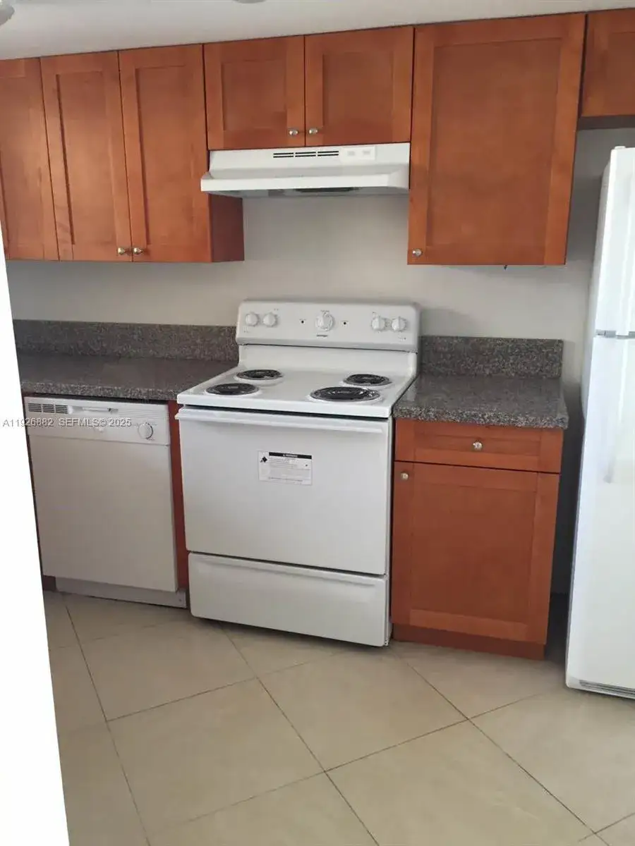 1 bedroom 1 bath Residential for sale at 9375 Fontainebleau Blvd # L423, Miami FL 33172