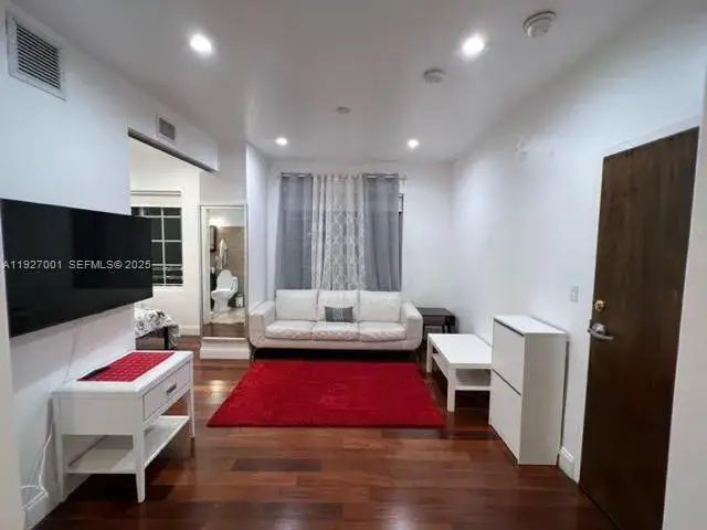 1 bedroom 1 bath Residential Lease for rent at 526 15 ST # 2, Miami Beach FL 33139
