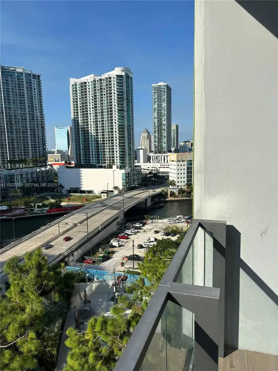 1 bedroom 1 bath Residential Lease for rent at 68 SE 6th St # 1008, Miami FL 33131
