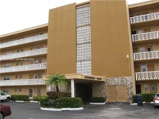 1 bedroom 1 bath Residential Lease for rent at 219 NE 14th Ave # 404, Hallandale Beach FL 33009