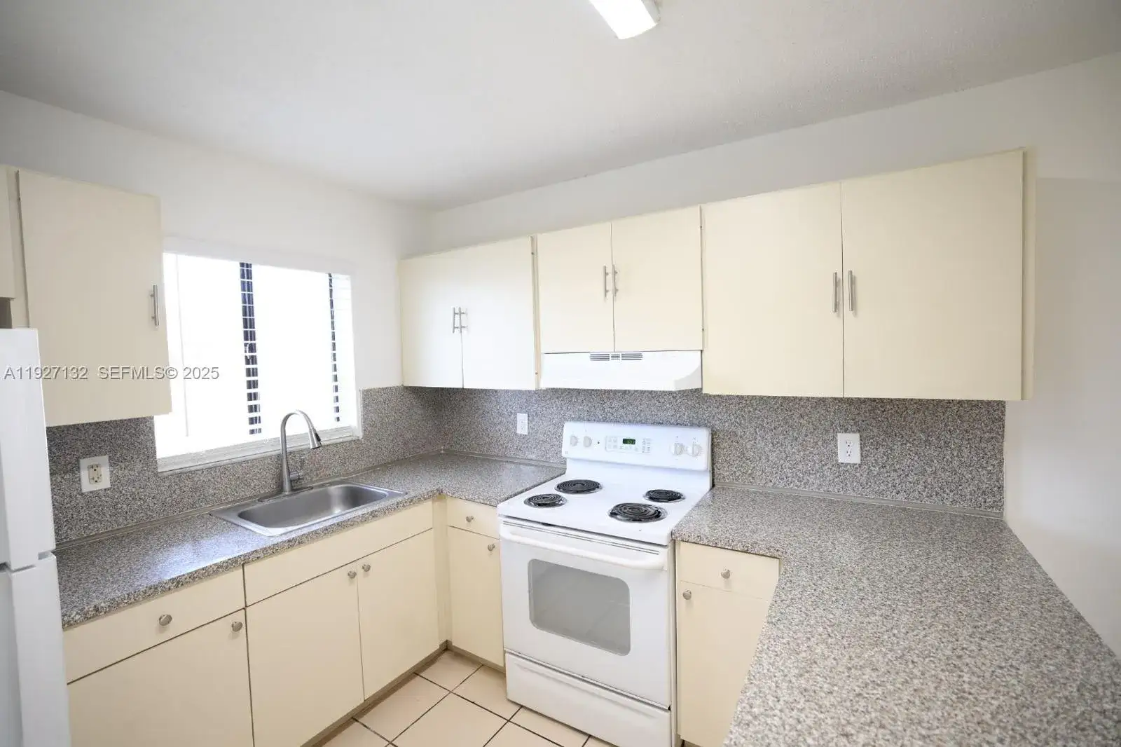 2 bedroom 1 bath Residential Lease for rent at 6165 W 22nd Ct # 202, Hialeah FL 33016