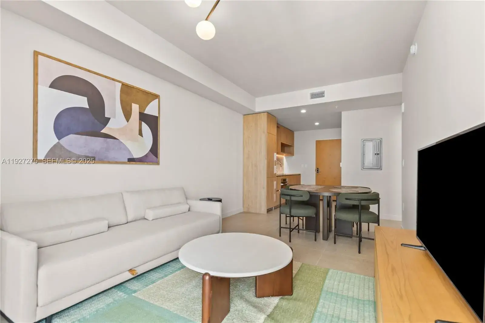 1 bedroom 1 bath Residential Lease for rent at 11 NE 6th St # 3213, Miami FL 33132