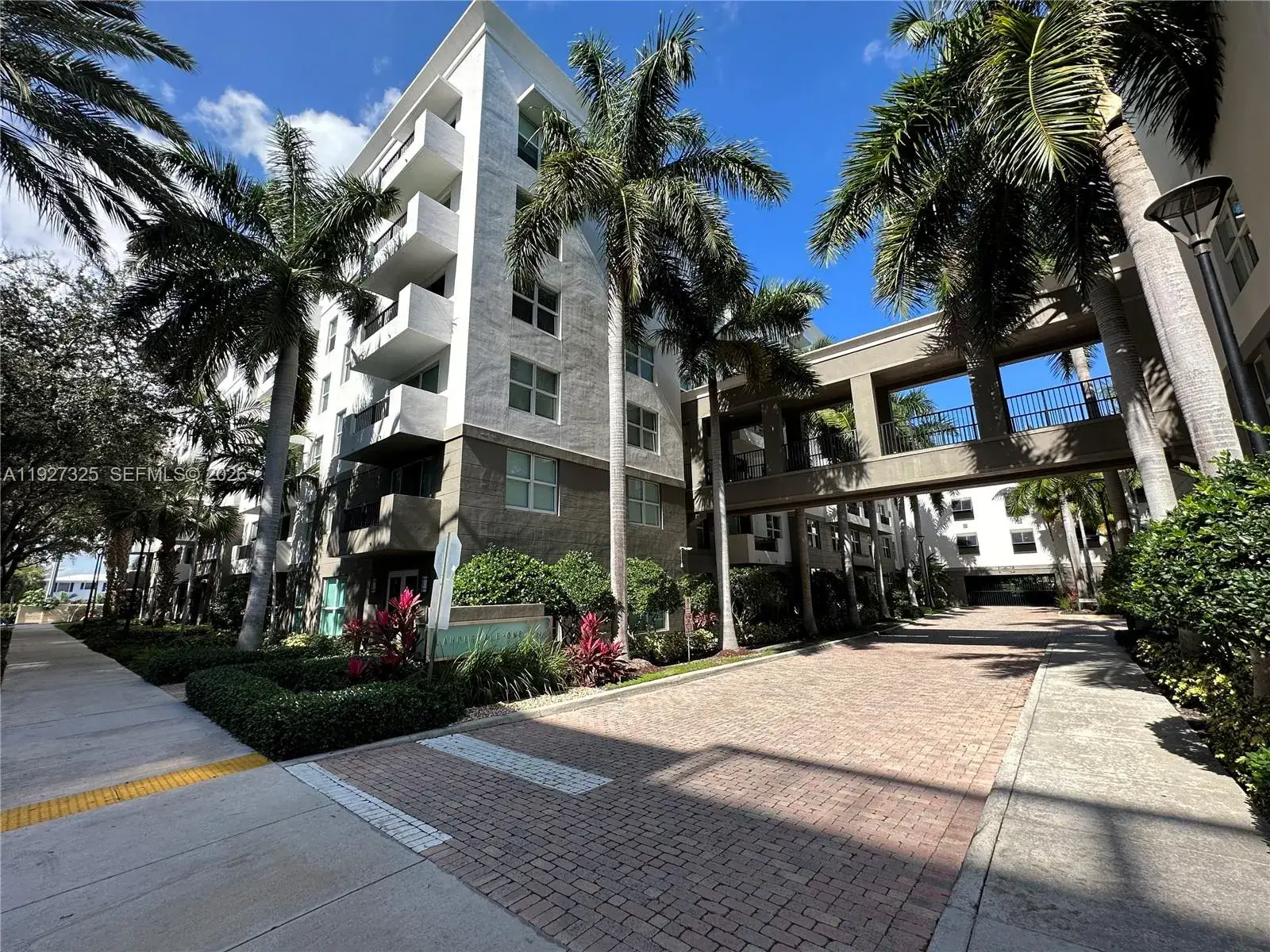 1 bedroom 1 bath Residential Lease for rent at 2401 NE 65th St # 606, Fort Lauderdale FL 33308
