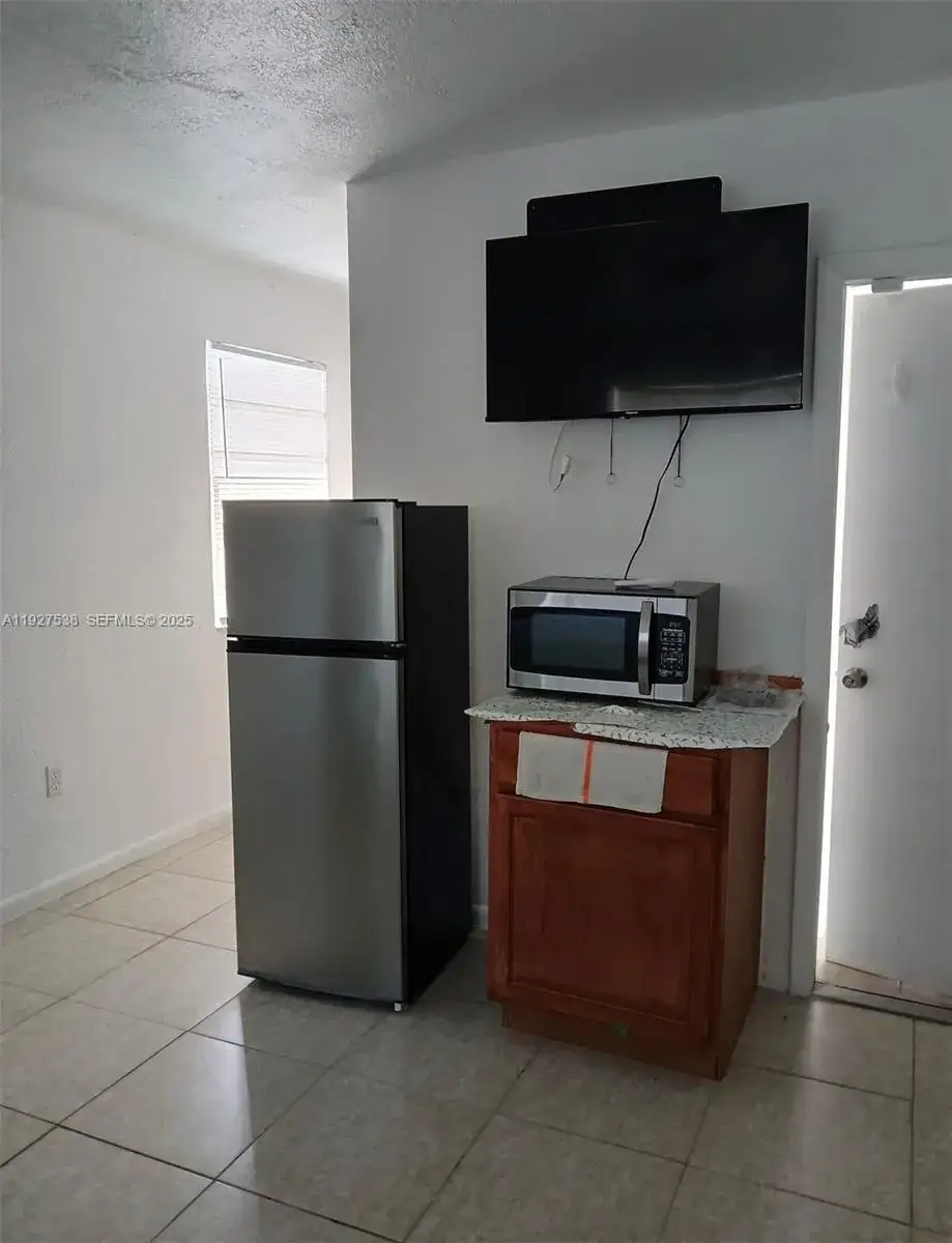 1 bedroom 1 bath Residential Lease for rent at 6505 Pines Pkwy # 2, Hollywood FL 33023