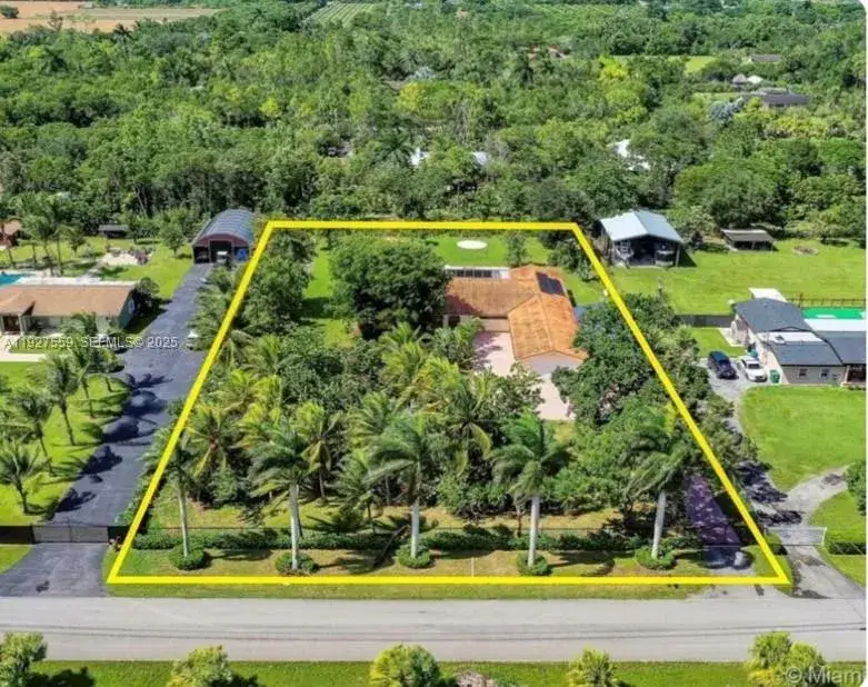 7 bedroom 6 bath Residential for sale at 19051 SW 272nd St, Homestead FL 33031