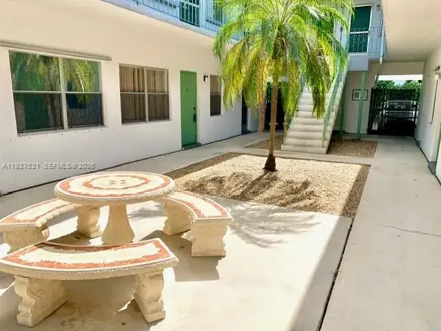 1 bedroom 1 bath Residential Lease for rent at 1824 Monroe St # 4, Hollywood FL 33020
