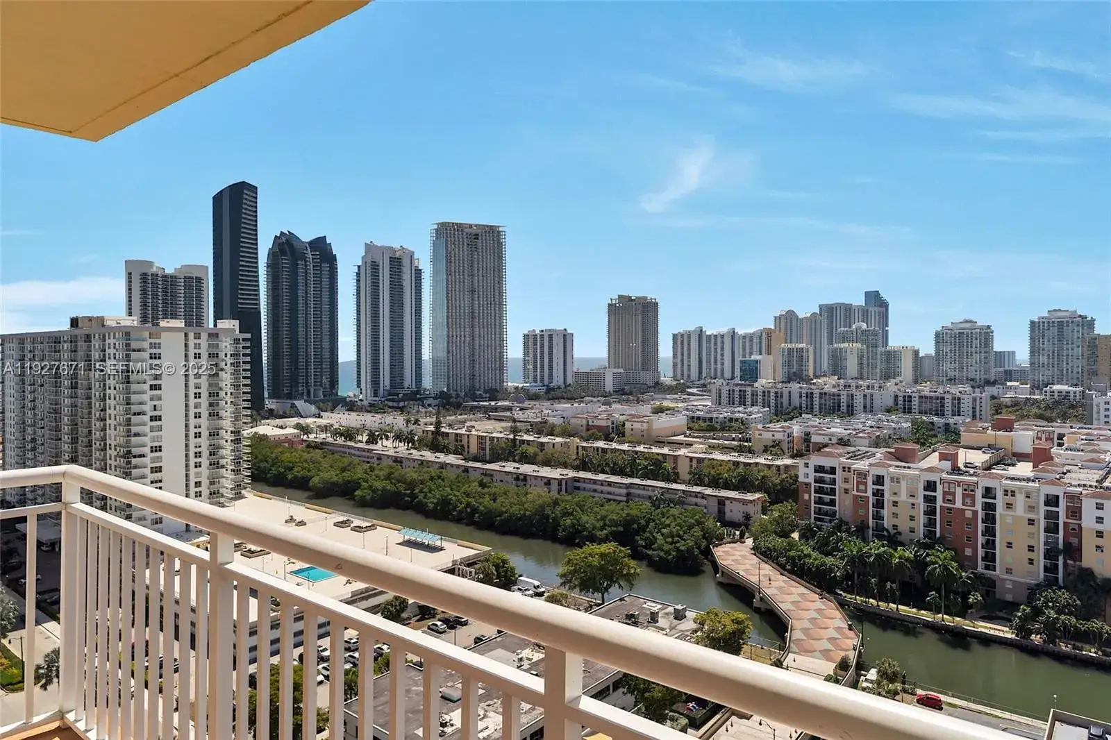 1 bedroom 1 bath Residential for sale at 251 174th St # 2115, Sunny Isles Beach FL 33160