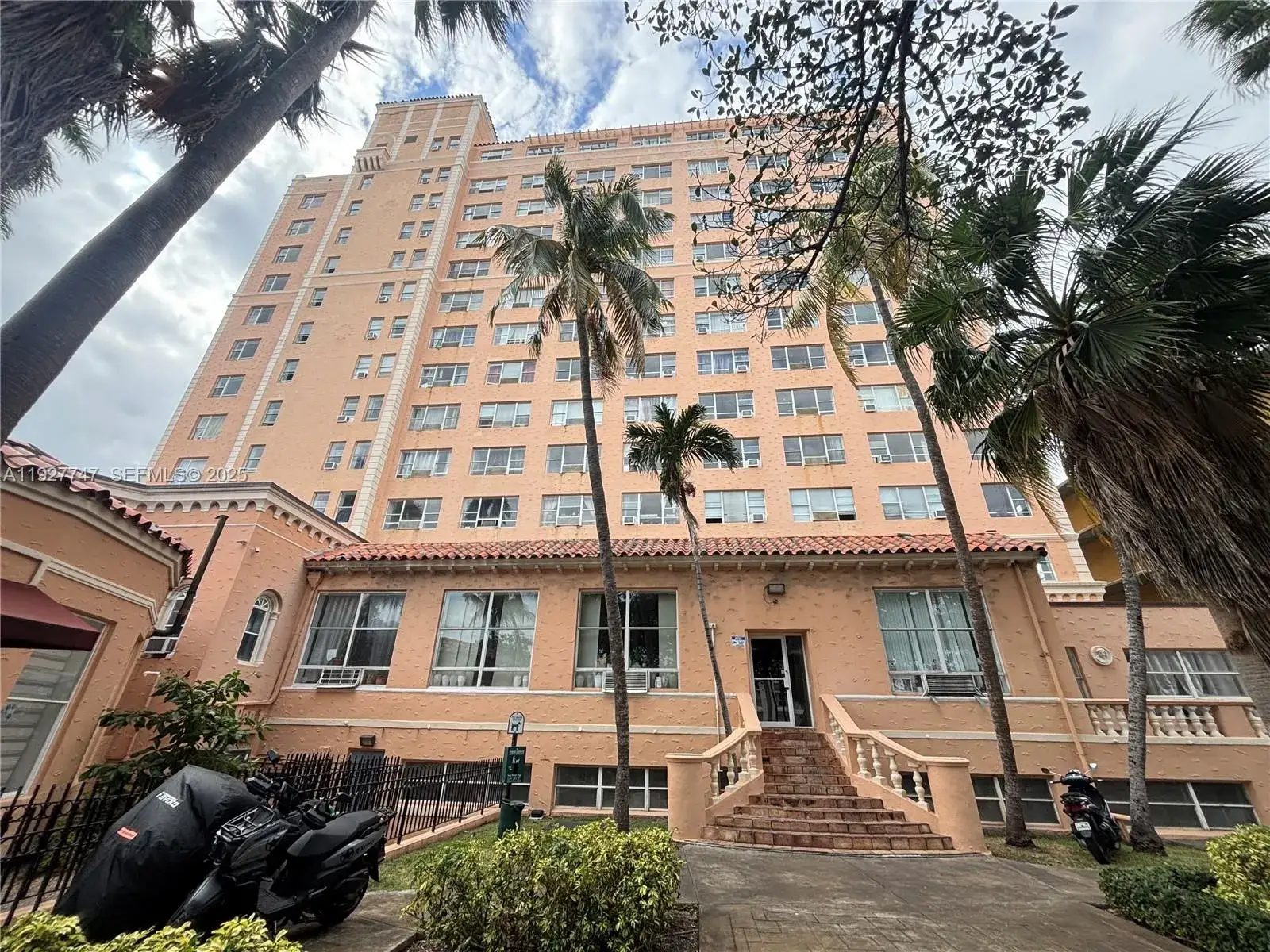 1 bedroom 1 bath Residential Lease for rent at 800 Washington Ave # 1108, Miami Beach FL 33139