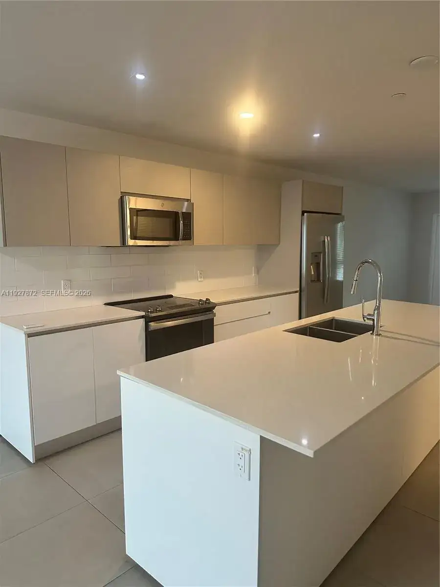 3 bedroom 2 bath Residential Lease for rent at 2555 NE 193rd St # 2116, Miami FL 33180