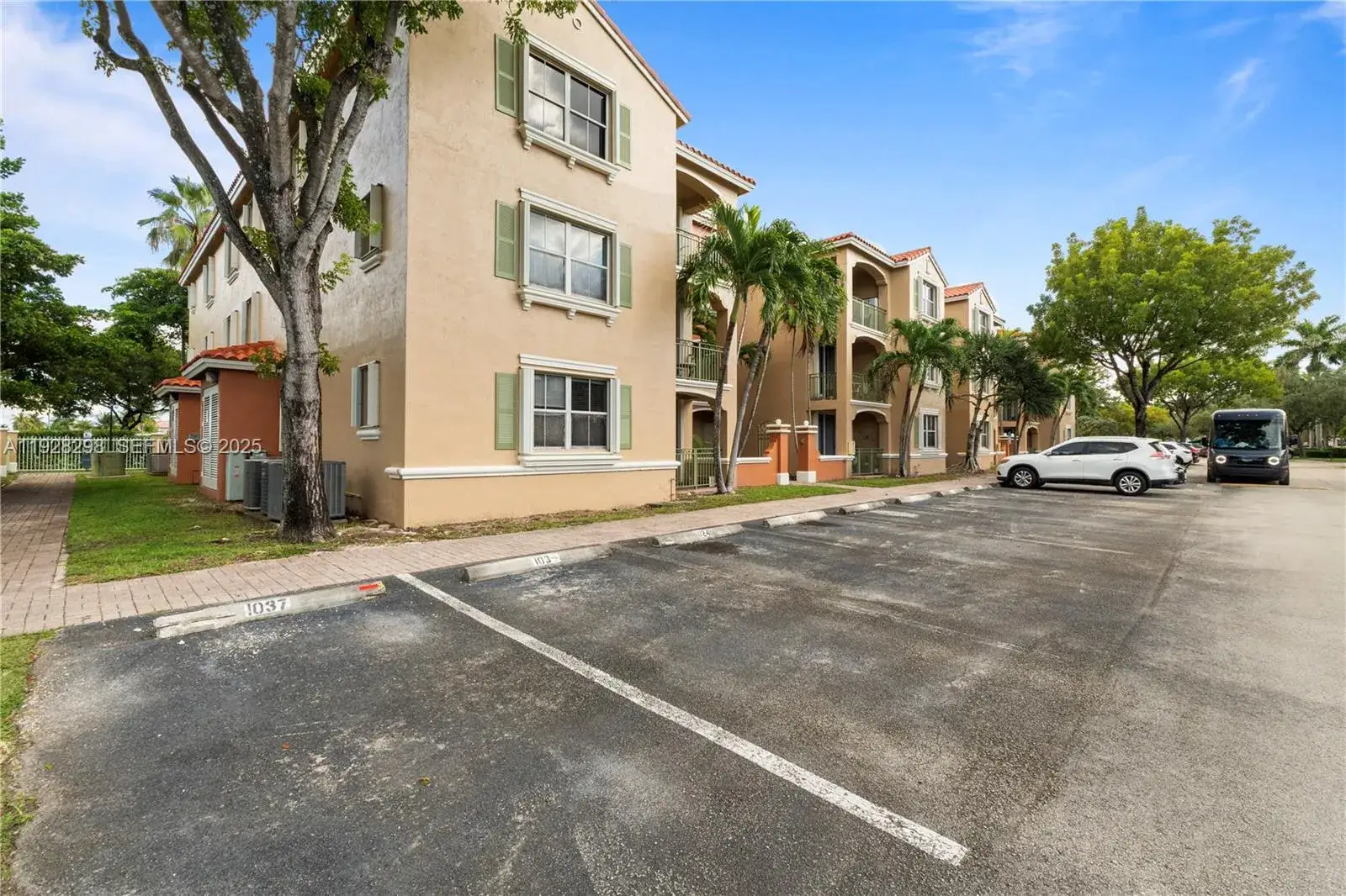 2 bedroom 2 bath Residential for sale at 6500 NW 114th Ave # 1032, Doral FL 33178
