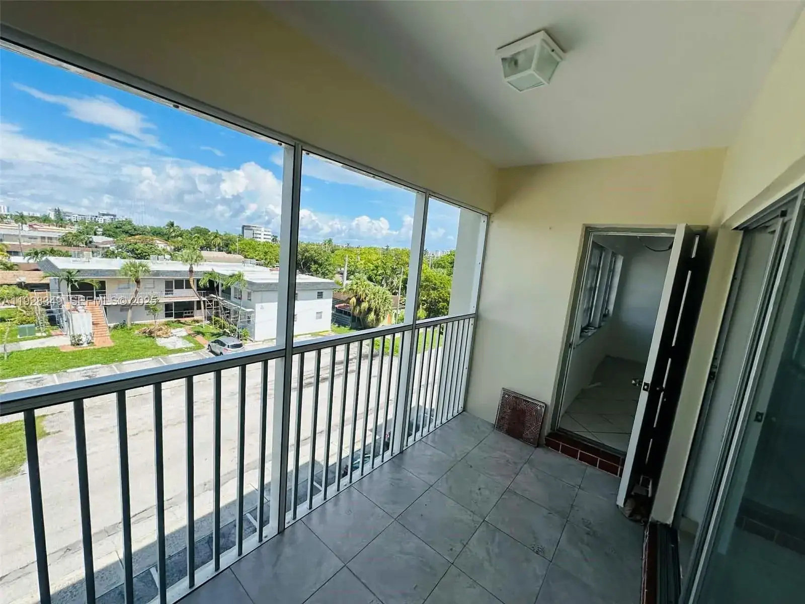 1 bedroom 1 bath Residential Lease for rent at 330 SE 2nd St # 404G, Hallandale Beach FL 33009