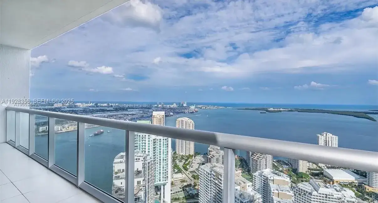 1 bedroom 1 bath Residential for sale at 475 Brickell Ave # 5707, Miami FL 33131