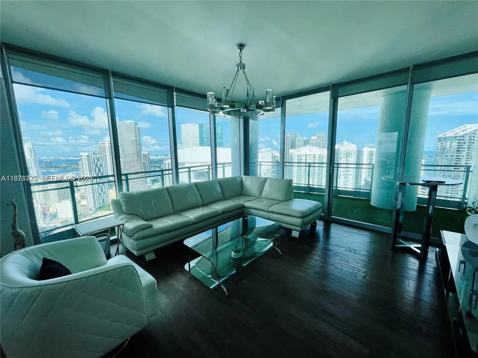 3 bedroom 3 bath Residential Lease for rent at 90 SW 3rd St # 4404, Miami FL 33130