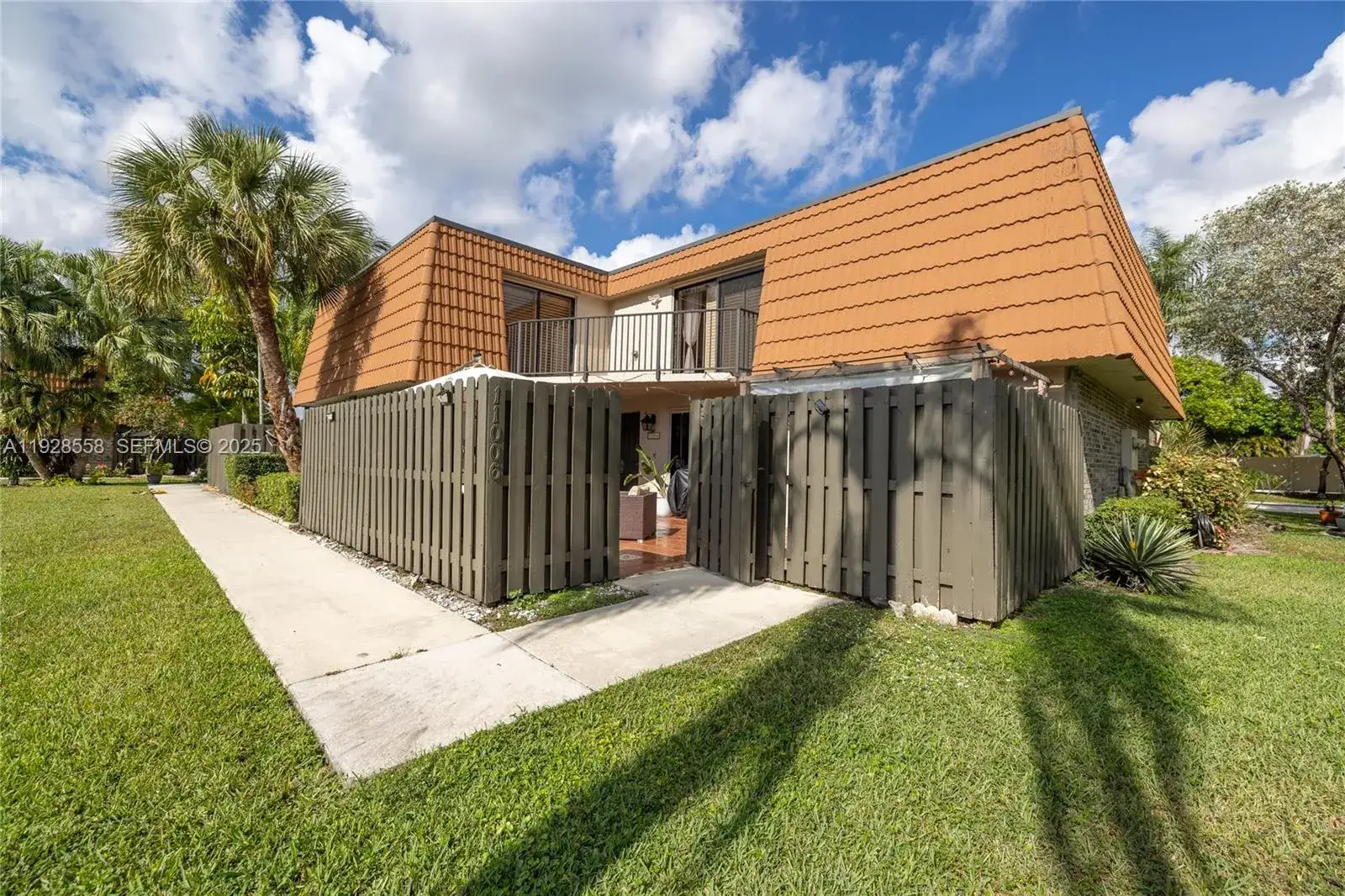 3 bedroom 2 bath Residential for sale at 11006 N Harmony Lake Cir, Davie FL 33324