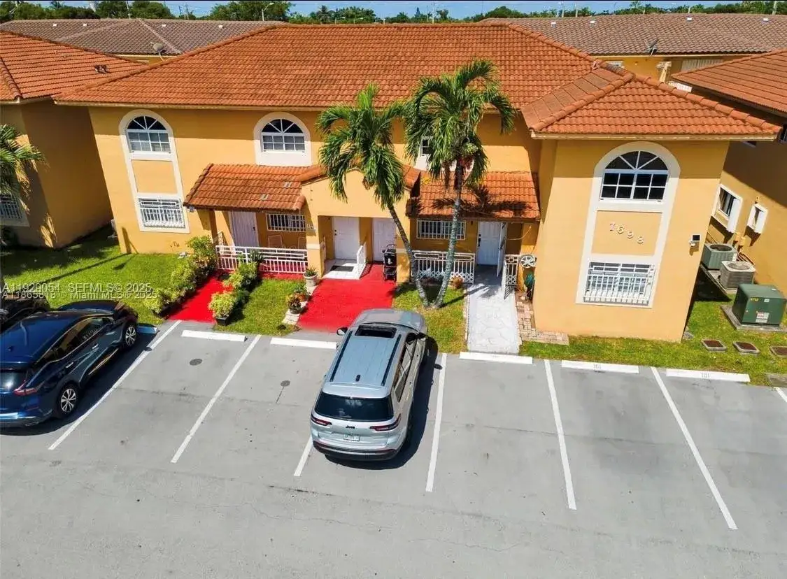 2 bedroom 2 bath Residential Lease for rent at 7698 W 34th Ln # 202, Hialeah FL 33018