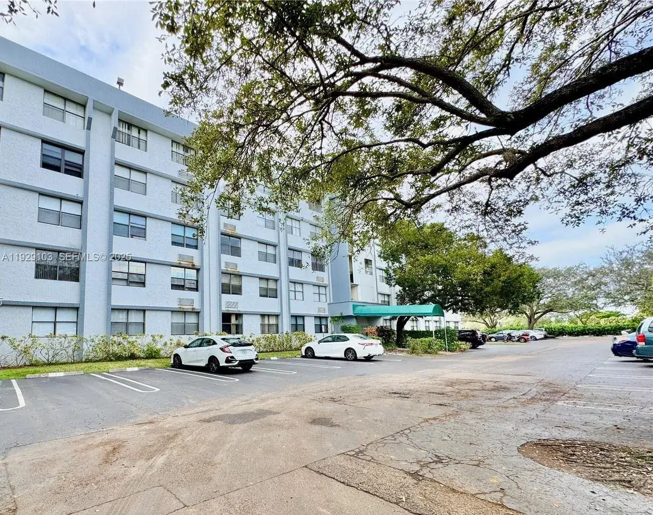 1 bedroom 1 bath Residential for sale at 2501 Riverside Dr # A, Coral Springs FL 33065