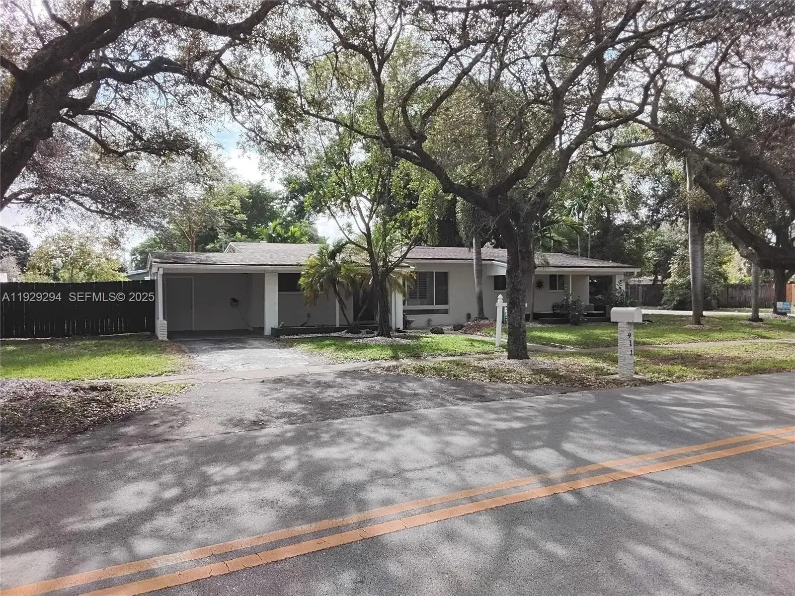 3 bedroom 2 bath Residential for sale at 911 W Country Club Cir, Plantation FL 33317