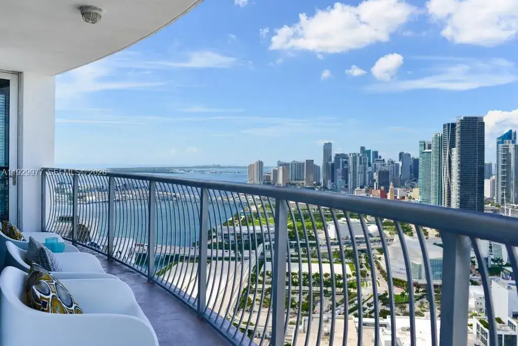 2 bedroom 2 bath Residential Lease for rent at 1750 N Bayshore Dr # 4814, Miami FL 33132